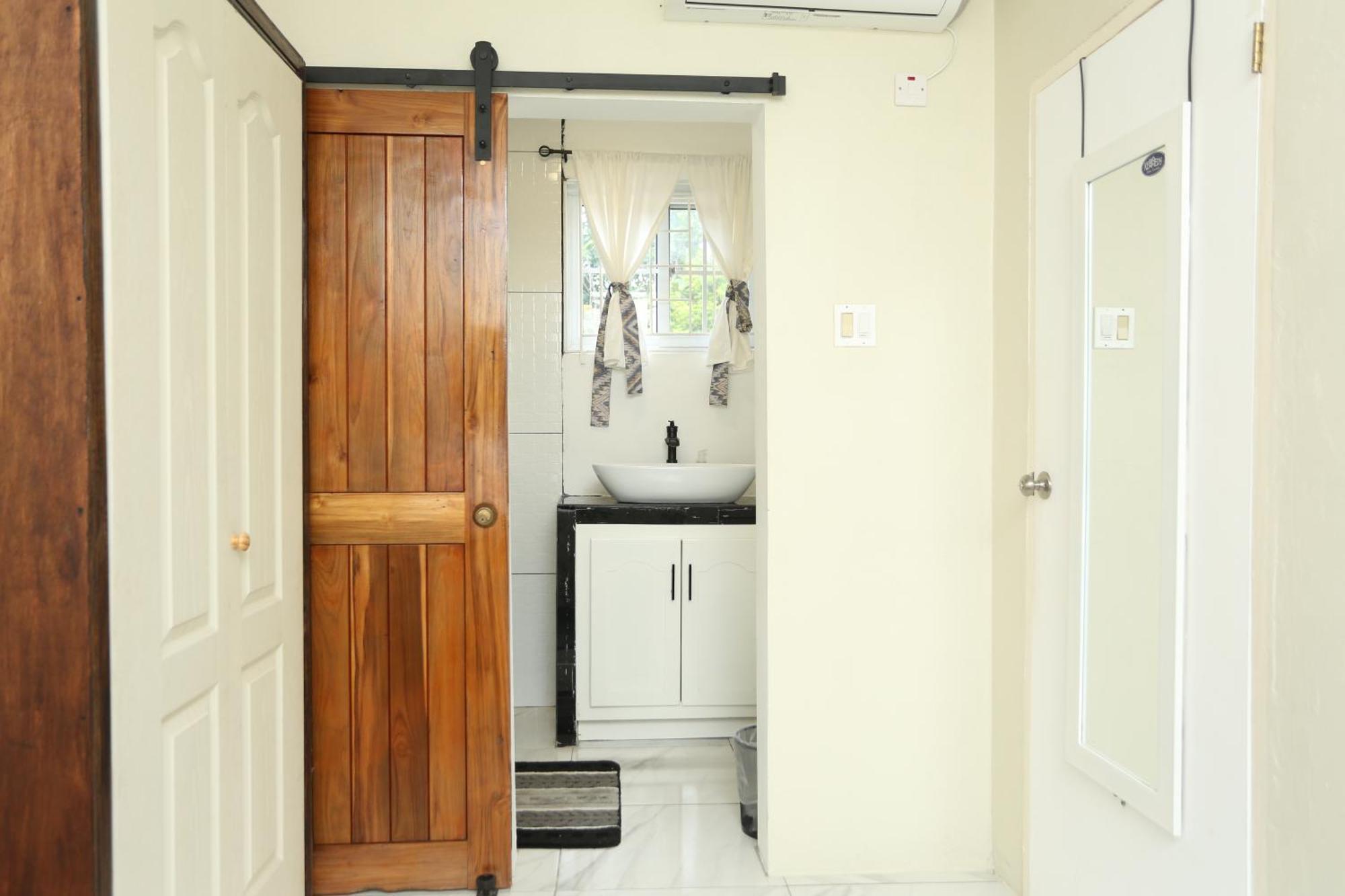 Hidden Gem Apartment Кингстън Екстериор снимка